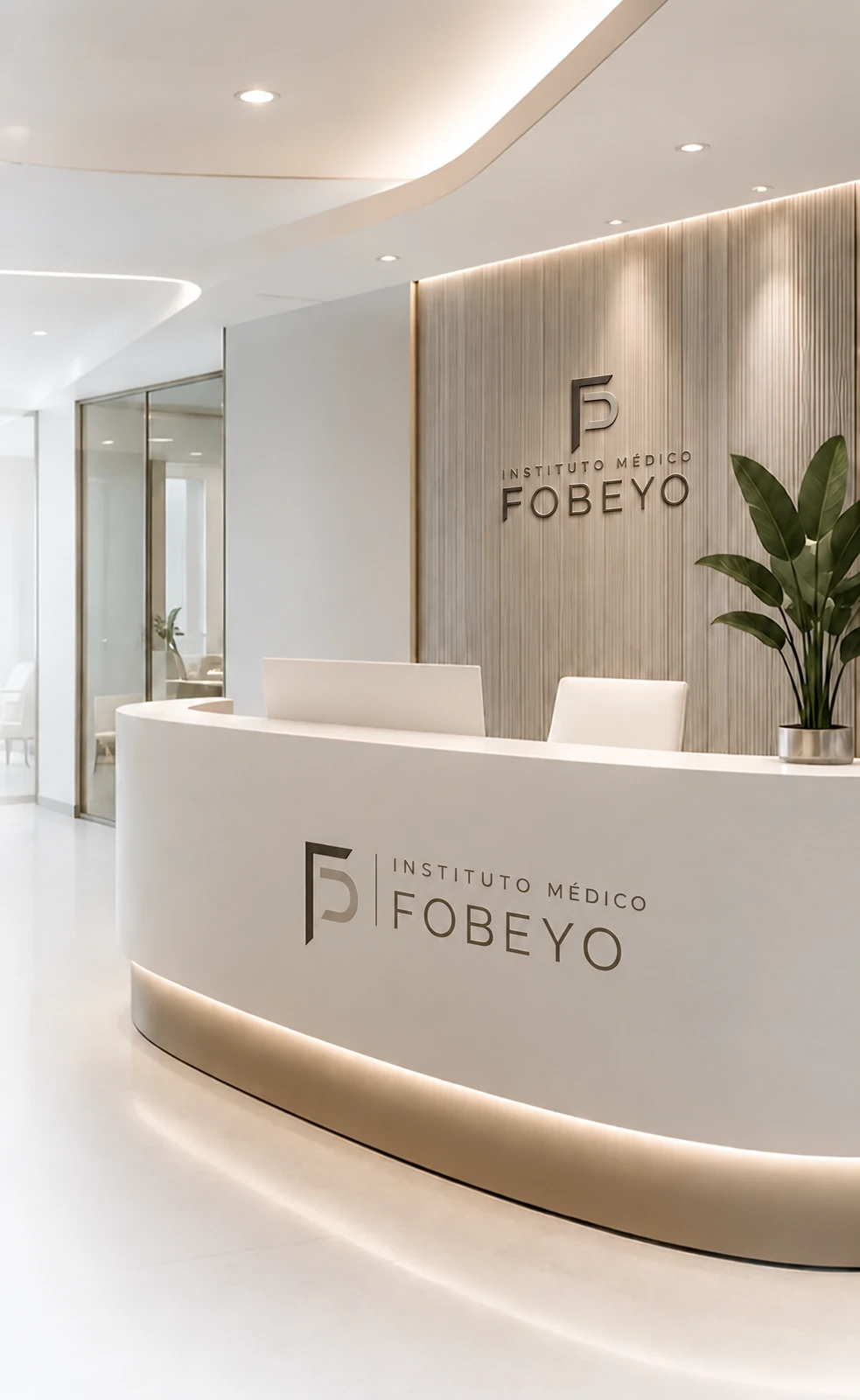 Recreación de recepción con la marca Instituto Médico Fobeyo en la pared y el mostrador